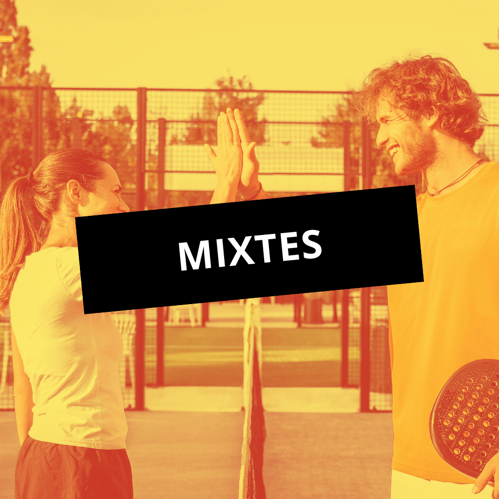 Un match de padel mixte avec joueurs et joueuses réunis sur le court à Marseille