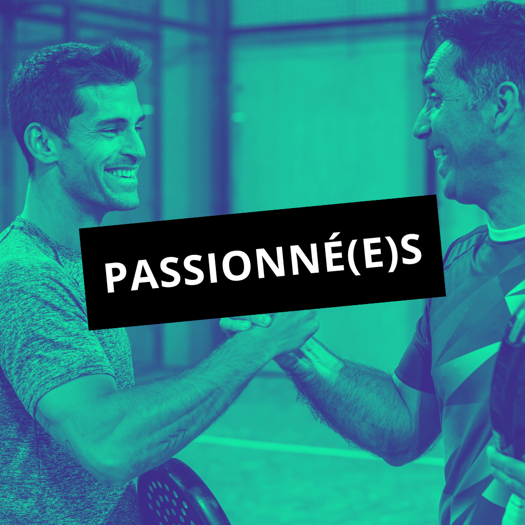 Un match de padel en double masculin, deux équipes s’affrontent sur le court à Marseille